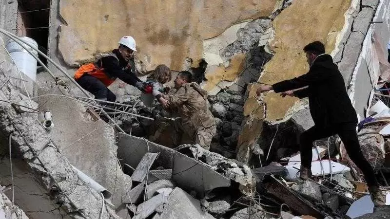 بعد 12 يومًا من الزلزال.. العثور على أسرة تركية على قيد الحياة من تحت الركام