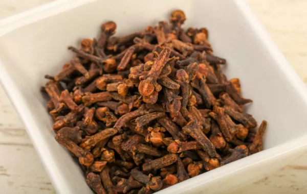 تأثير رهيب لمسمار واحد من القرنفل عندما تضعه تحت لسانك قبل النوم وفي الصباح ستفاجئك النتيجة