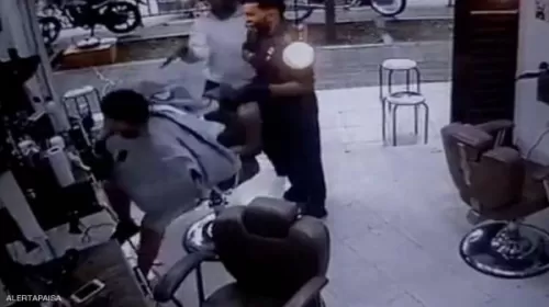 دخل محل الحلاقة لقص شعره فطار رأسه بطريقة مروعة على يد الحلاق لسبب صادم