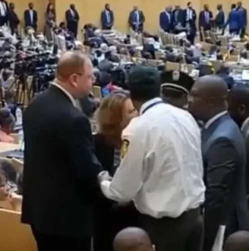إهانة وطرد وفد إسرائيلي تسلل إلى قاعة ”القمة الإفريقية” ببطاقة مزورة (فيديو)