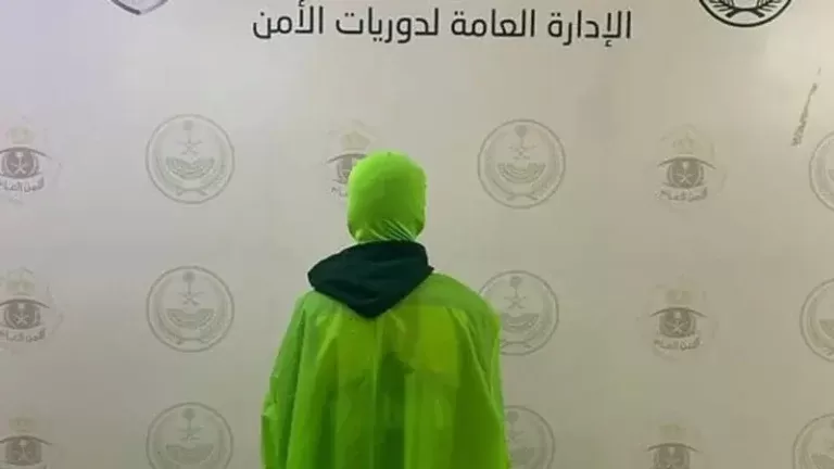 شاهد شخص يرتدي ملابس خضراء غريبة ويفر من رجال الأمن.. وشرطة الأحساء توقفه