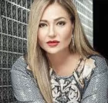 ليلى علوي تنشر بالخطأ صور فاضحة من الساحل والمتابعين يقصفونها بسؤال محرج عن حمالة صدرها الضائعة