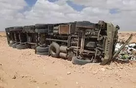 انقلاب شاحنة على سيارة كامري بالسعودية حولتها لكومة من حديد.. والمفاجأة ماحدث لسائقها!!