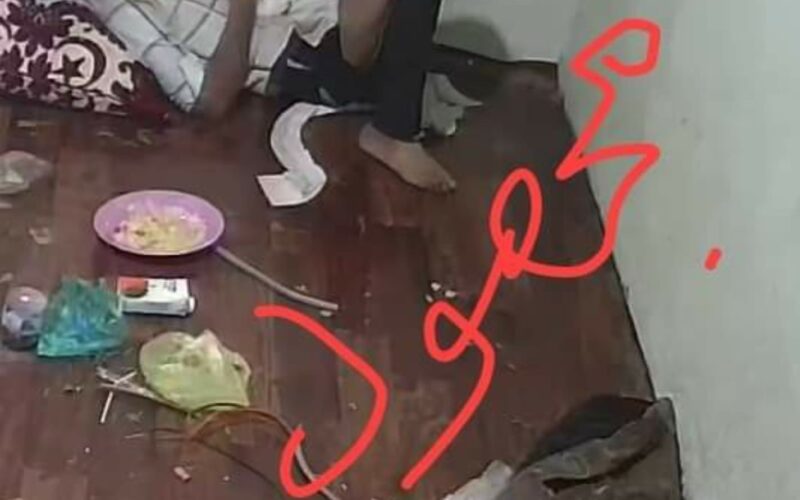 صورة للشهيد الأغبري وهو يتضرع لله بعد تعذيبه وملابسه ممزقة