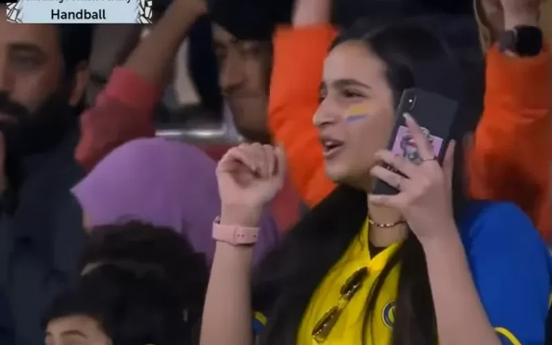تعرف على الفتاة الحسناء التي شجعت النصر السعودي ضد.ضمك مساء اليوم ..والتي اشعلت مواقع التواصل في المملكة