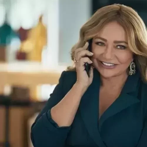 شاهد ليلى علوي في صور جريئة من الساحل والجمهور يسأل عن حمالة صدرها