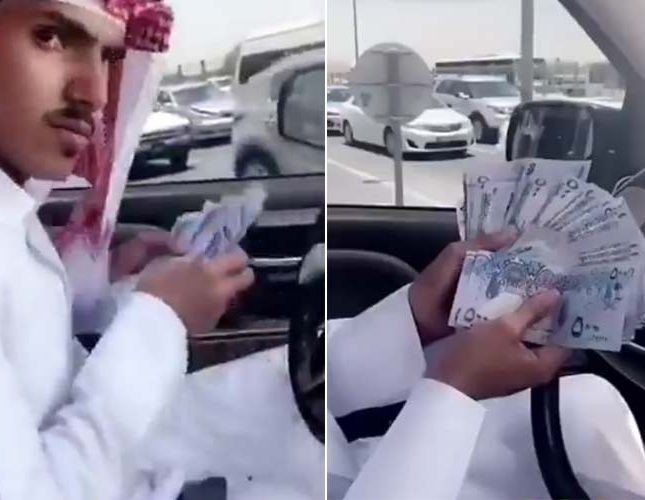 شاب قطري يلقي الأموال من شباك السيارة.. شاهد ردة فعل أحد المارة