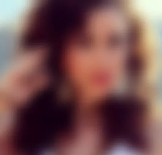 هذه الفنانة المصرية الشهيرة ظهرت عارية تماما امام الاهرامات وعاشرت 12 رجل .. لن تصدق من هي ؟