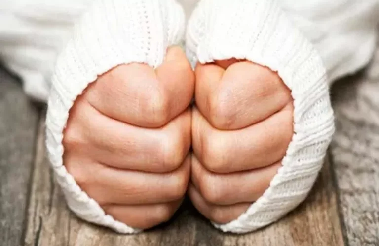 إذا كنت تشعر ببرودة اطرافك دائماً فعليك الحذر من هذا المرض الخطير !..