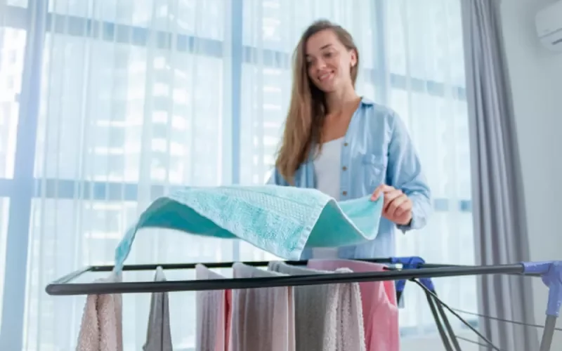 حيلة بسيطة لتجفيف الملابس بعد غسلها بسرعة في فصل الشتاء .