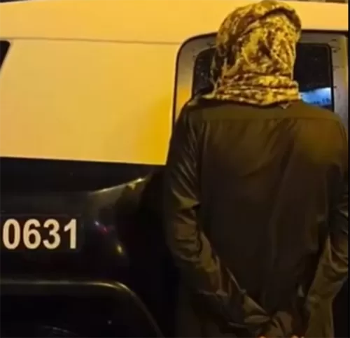 بالفيديو: سعودي يستولي على سيارة مقيم بالقوة واهانة بطريقة مذلة