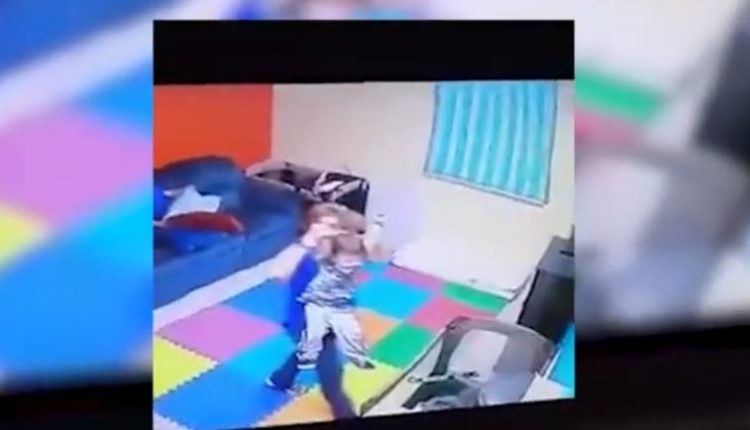 بالفيديو: مديرة روضة أطفال تسحل رضيعا من ذوي الاحتياجات الخاصة