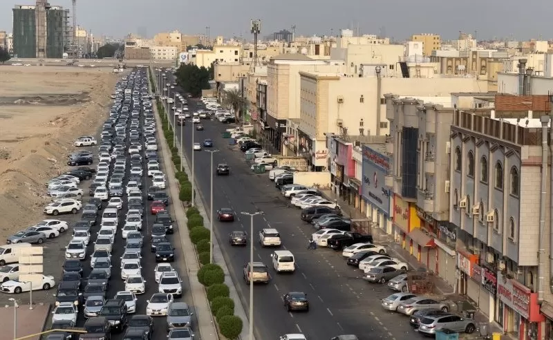اللوكيشن يفقد صوابه ويسبب أزمة للمرور في جدة