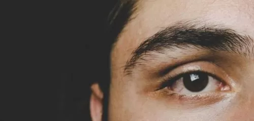 اسباب ظهور الشعر الأبيض في الحواجب وطريقة التخلص منه نهائياً