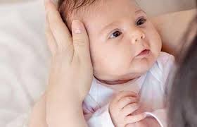 لعدم توقفها عن البكاء.. شاب بلا رحمة يكسر ذراعي طفلة 18 شهرًا
