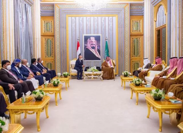 صحيفة سعودية تكشف ما ينتظر المجلس الرئاسي اليمني في عدن
