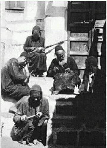 شاهد صورة نادرة ليهود يمنيون قديماً و هم يصنعون منتج أصبح أكثر شهرة ويتواجد في معظم المنازل