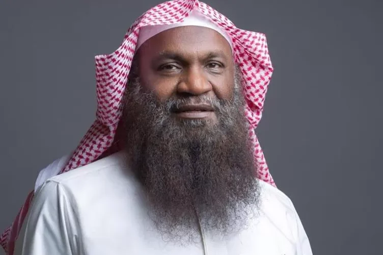 عادل الكلباني في تغريدة سياسية غريبة فمن كان يقص؟