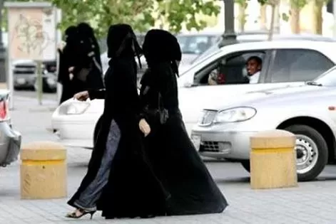 وفاة بطريقة مروعة لنجمة كويتية شهيرة بعد ليلة حميمية عنيفة مع شابين في شقة مشبوهة والشرطة تكشف تفاصيل ما حدث بالتفصيل