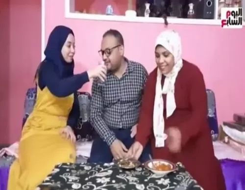 شاهد : مصري يجمع زوجتيه معاً في علاقة غريبة والتفاصيل لا تصدق