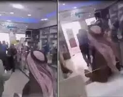 شاهد أردنية تصفع وتركل زوجها في الشارع امام الناس بعد ان ضبطته في وضع فاضح مع عشيقته داخل صيدلية وردت فعل الناس كانت صادمة