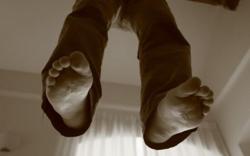 صدمة في الكويت.. انتحار شابين أحدهما بثّ عملية شنق نفسه لخطيبته مباشرةً عبر الهاتف!