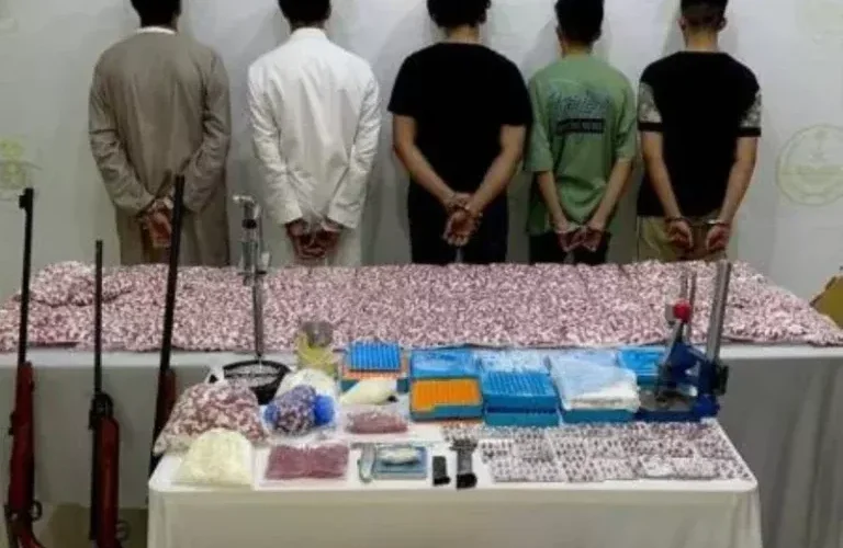 بالفيديو: صدمة بعد اقتحام وكر خلية مدجج بالاسلحة والمخدرات في الرياض والمفاجأة في هوية زعيمها