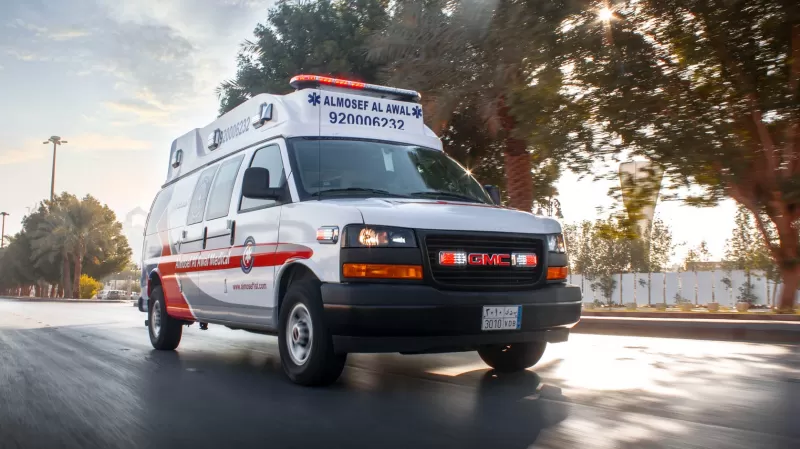 نظام جديد اقوى من ساهد لرصد أي سيارة لا تخلي الطريق امام سيارة الاسعاف وعقوبة جديدة بحق كل مخالف بين السجن والغرامة بهذا الرقم الخيالي في السعودية