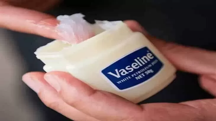 لن تخلو غرفة نومك بعد اليوم من خلطة الفازلين مع الملح التي ستغير حياتك للابد خلال ايام