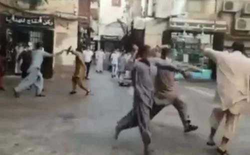 بالفيديو: حرب حقيقية في جدة بين عُمال من هذه الجنسيات واستخدام اسلحة تظهر لأول مرة