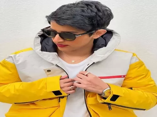 قبلة حميمة من نورا العُميري لوالدتها تشعل السعودية بعد وصفها بغير البريئة