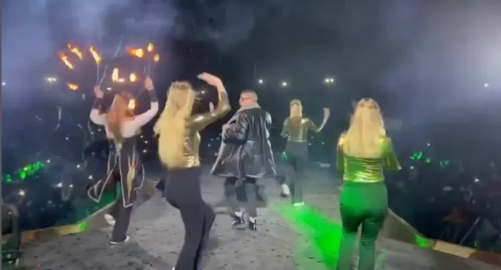 راقصات وألعاب نارية … لقطات من حفل حسن شاكوش في الرياض