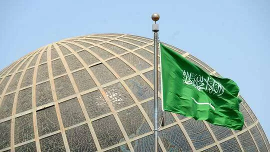 القصة الكاملة لسجن شاعر يمني شهير في السعودية بعد قصيدة وجهها لهذه الشخصية الهامة .