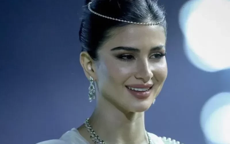 فتاه سعودية تلفت الانظار بجمالها في العاصمة الرياض بمنافسة كاس السعودية للفرسان.. اشعلت مواقع التواصل في المملكة