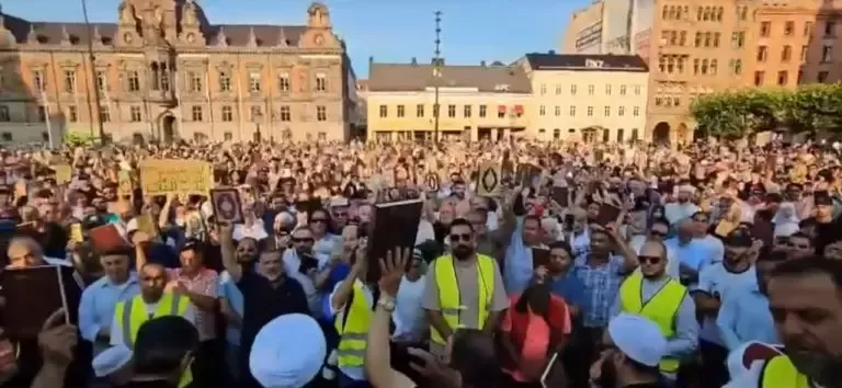 فيديو مهيب لقراءة جماعية للقرآن الكريم في السويد