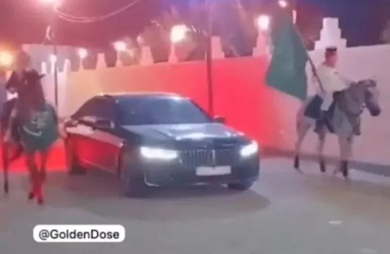بالفيديو: رجل أعمال سعودي ينظم حفل استقبال ملكي لسمول كابتشينو بالخيول والاعلام وفرق الغناء
