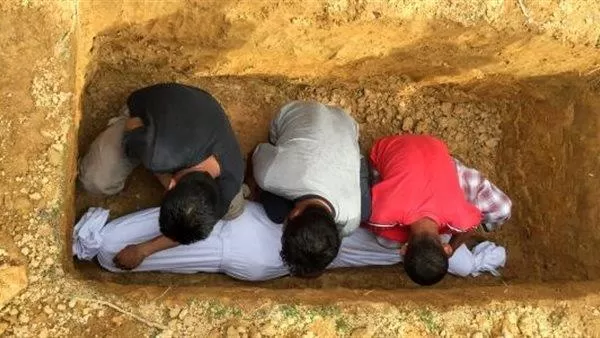 واقعة اغرب من الخيال..ذهبوا الى المقبرة لدفن جثة والدتـهـم وعندما ادخلوها الى القبر.. هناك وقعت مفاجأة مرعبة قلبت الامور رأساً على عقب.. لن يخطر على بالك.! !