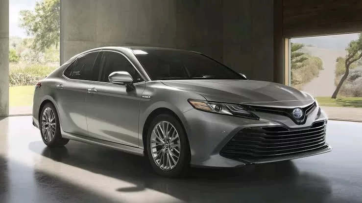 بسعر جديد.. تويوتا كامري 2023 تصل بفئة جديدة الي السعودية