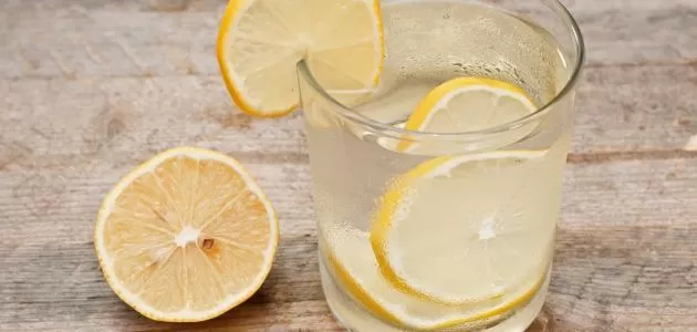 تعرف على كل الفوائد التي ستحدث لك عندما تشرب كوب من الماء الدافئ عليه قطرات من الليمون