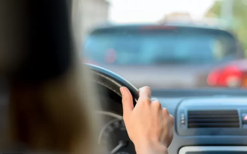 شاهد : فتاة سعودية تخرج من سيارتها للصلاة في المسجد .. وماحصل لها بعد ذلك لم يخطر على بال إبليس!