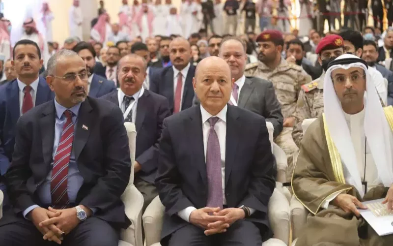 اعلامي في قناة إماراتية يطالب هؤلاء الاعضاء في مجلس الرئاسة برفض اداء اليمين الدستورية