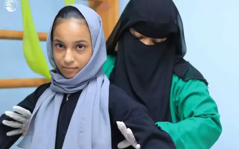 مركز الملك سلمان للإغاثة يعيد لطفلة يمنية القدرة على المشي بعدما عانت من شلل دماغي ”صور”