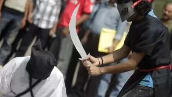 سعودي محكوم عليه بالاعدام رفض الصلاه قبل تنفيذ القصاص.. وبعد قطع رقبته حصلت الصدمة