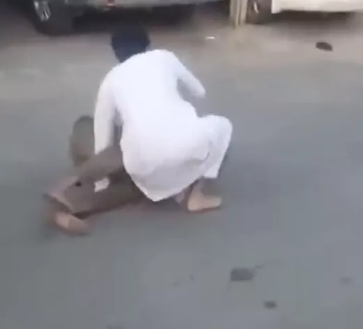 الكويت تشتعل بسبب هذا الفيديو الفاضح بين مواطن ومقيم أسيوي