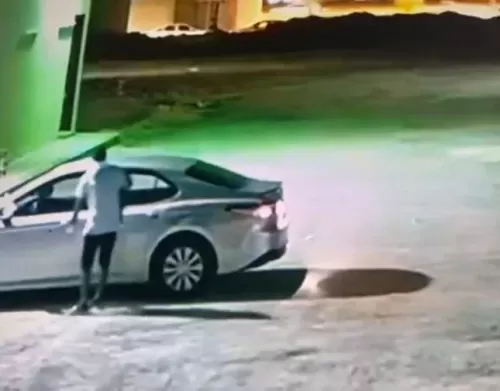 بالفيديو: لص يسرق سيارة في الرياض ويتفاجئ أن داخلها امرأة