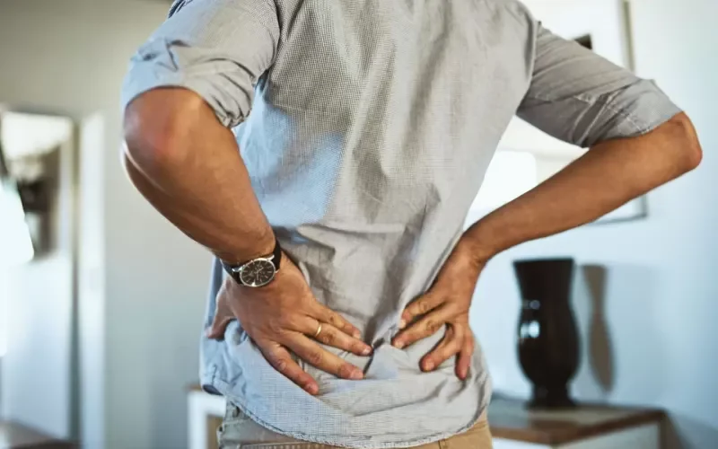 اسباب الام اسفل الظهر وطرق علاجها المنزلية بدون ادوية ولا اطباء