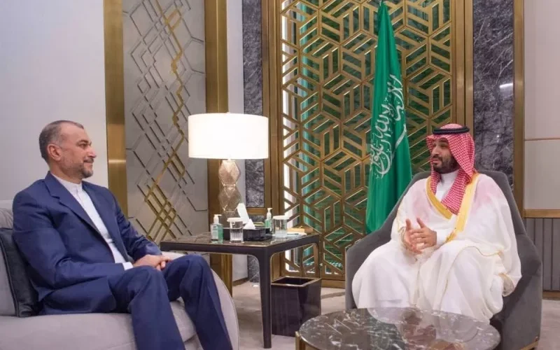 شاهد: حركة جريئة من الامير محمد بن سلمان اثناء استقبال وزير خارجية إيران في الرياض