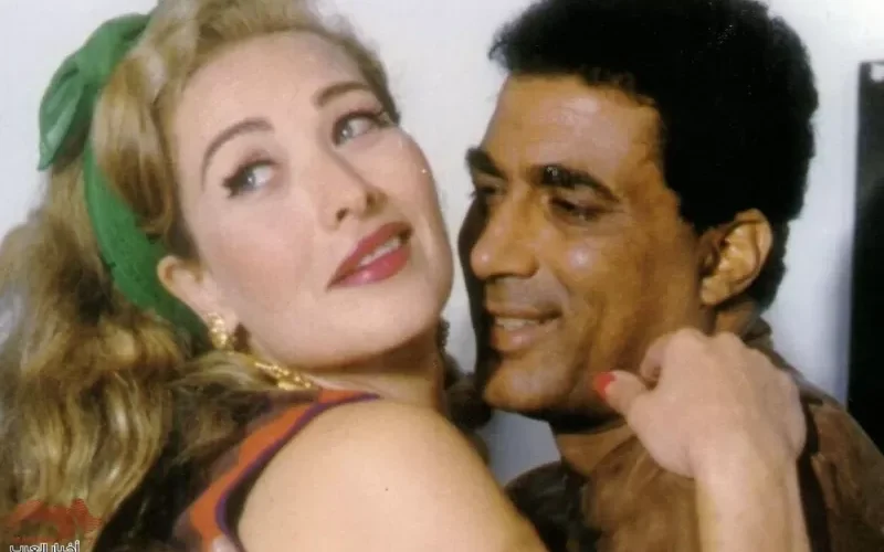 مشهد ساخن لأحمد زكي يتسبب بنزيف فنانة شهيرة جدا من منطقة حساسة .. وبعدها اعتزلت الفن فوراً .. لن تتوقع من تكون؟