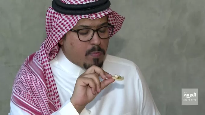 فيديو..منذ 10 اعوام شاب سعودي يحصل على وظيفه جانبيه من تذوُّق الطعام