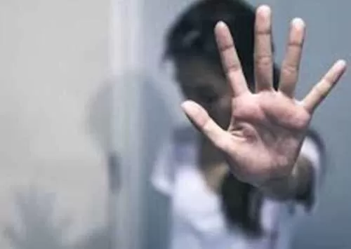 شاب مصري يهتك عرض فتاة في الشارع